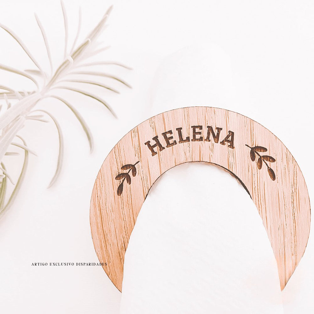 Argola para guardanapo em madeira com nome "HELENA" e detalhe floral, artigo exclusivo Disparidades.pt