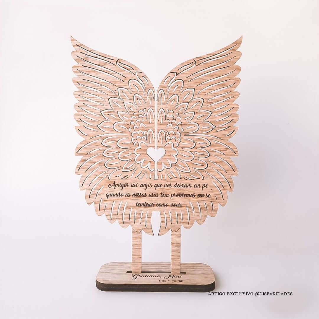 Asa de anjo madeira em forma de asas com coração e frase sobre amizade, em base com inscrição "Gratidão Mãe".
