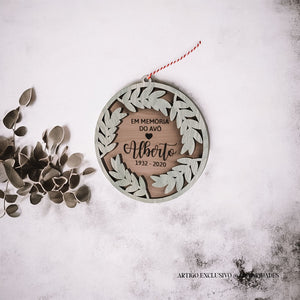 Decorações rústicas de madeira com nome "Alberto" e datas "1932 - 2020", em homenagem ao avô. Cercadas por folhas recortadas em tons naturais e penduradas com fio vermelho e branco. Decorações rústicas de madeira com nome "Alberto" e datas "1932 - 2020", em homenagem ao avô. Cercadas por folhas recortadas em tons naturais e penduradas com fio vermelho e branco.