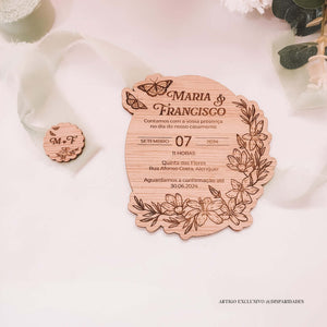 Convite de casamento rústico em madeira com forma oval, nomes "Maria & Francisco" e decoração floral gravada, acompanhado por pequeno botão com iniciais. Convite de casamento rústico em madeira com forma oval, nomes "Maria & Francisco" e decoração floral gravada, acompanhado por pequeno botão com iniciais.