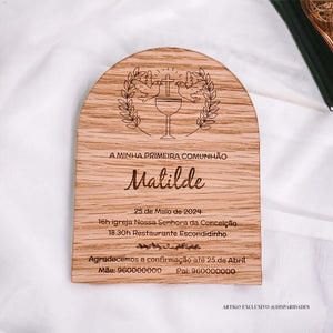 Convite rústico em madeira para primeira comunhão, com detalhes gravados e nome "Matilde". Convite rústico em madeira para primeira comunhão, com detalhes gravados e nome "Matilde".