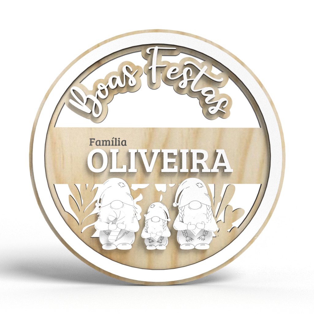 DecoraΓ§Γ£o circular em madeira com a inscriΓ§Γ£o "Boas Festas" na parte superior e "FamΓlia OLIVEIRA" na parte central. Abaixo da inscriΓ§Γ£o da famΓlia, hΓ‘ trΓͺs figuras de gnomos gravadas, cada uma com detalhes distintos, como barbas, chapΓ©us e flores. A peΓ§a combina elementos em madeira natural e partes em MDF laminado de branco.