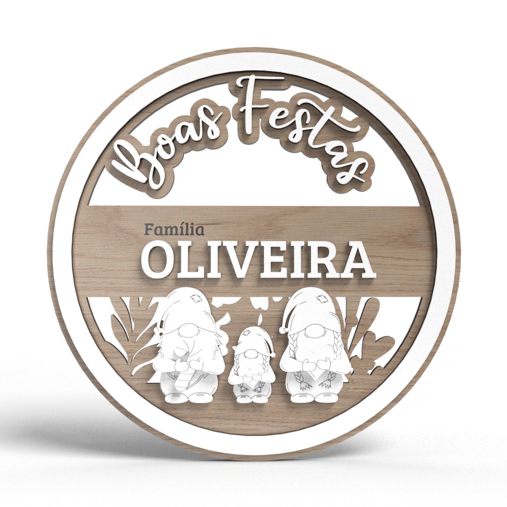 DecoraΓ§Γ£o circular em madeira com a inscriΓ§Γ£o "Boas Festas" na parte superior e "FamΓlia OLIVEIRA" na parte central. Abaixo da inscriΓ§Γ£o da famΓlia, hΓ‘ trΓͺs figuras de gnomos gravadas, cada uma com detalhes distintos, como barbas, chapΓ©us e flores. A peΓ§a combina elementos em madeira natural e partes em MDF laminado de branco.