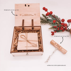Caixa de vinho em madeira com saca-rolhas personalizado e base para copos gravados, ideal para presente rústico. Caixa de vinho em madeira com saca-rolhas personalizado e base para copos gravados, ideal para presente rústico.