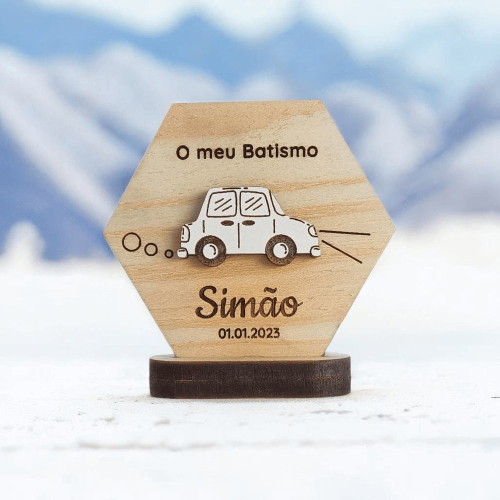 lembrança com forma hexagonal com aplique carro e base