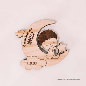 Lembrança de madeira com lua e menino, nome "Rodrigo" e "07.04.2024" gravados, ao estilo rústico e infantil. Lembrança de madeira com lua e menino, nome "Rodrigo" e "07.04.2024" gravados, ao estilo rústico e infantil.