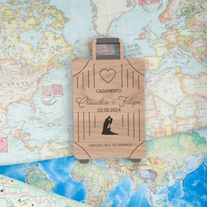 uma lembrança de casamento mala de viagem carvalho sobre um mapa de papel uma lembrança de casamento mala de viagem carvalho sobre um mapa de papel