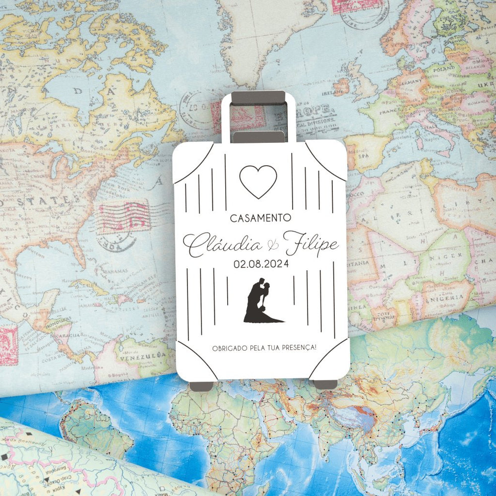 uma lembrança de casamento mala de viagem branca sobre um mapa de papel