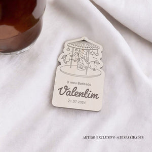 Lembrança de batizado em choupo com desenho de carrossel e texto "O meu Batizado Valentim 21.07.2024", sobre tecido branco. Lembrança de batizado em choupo com desenho de carrossel e texto "O meu Batizado Valentim 21.07.2024", sobre tecido branco.