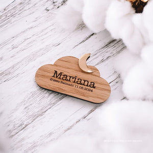 lembrança de madeira em forma de nuvem com o nome "Mariana" e a data "O meu Batizado 11.08.2024". Acima, uma lua metálica. Fundo rústico com ramos de algodão. lembrança de madeira em forma de nuvem com o nome "Mariana" e a data "O meu Batizado 11.08.2024". Acima, uma lua metálica. Fundo rústico com ramos de algodão.