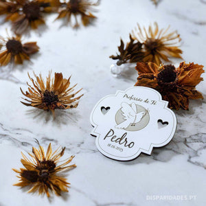 Lembrança pomba da paz branca em uma mesa de mármore e detalhes com folhas secas Lembrança pomba da paz branca em uma mesa de mármore e detalhes com folhas secas