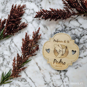 Lembrança pomba da paz em pinho em uma mesa de mármore e detalhes com folhas secas Lembrança pomba da paz em pinho em uma mesa de mármore e detalhes com folhas secas