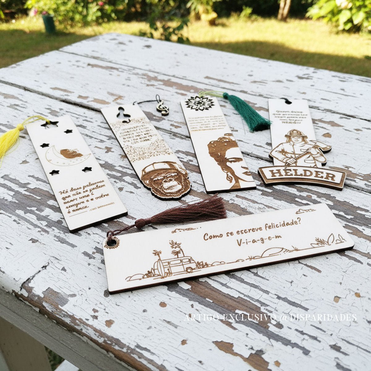 vários marcadores rústicos sobre uma mesa pintada de branco e gasta pelo tempo num ambiente externo