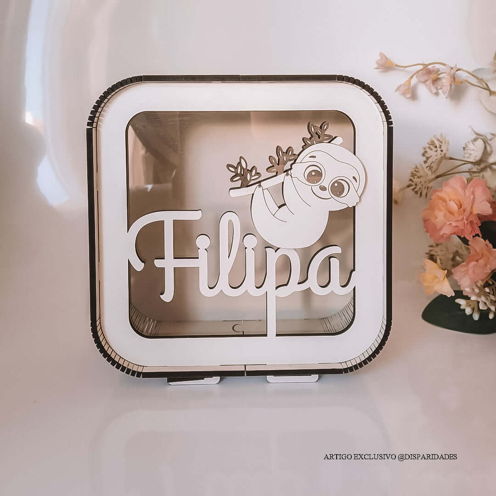 um mealheiro branco com o nome filipa e acima do nome uma imagem de uma preguiça
