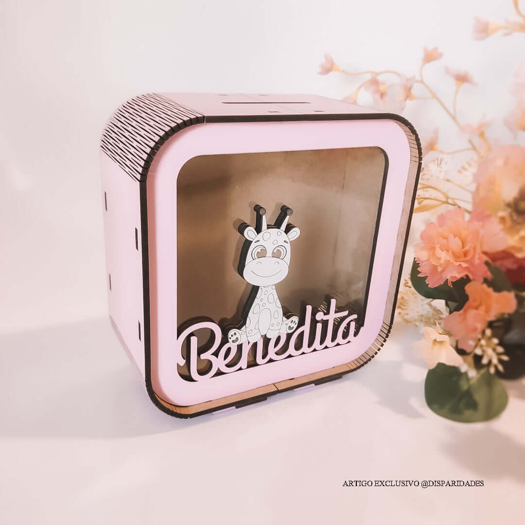um mealheiro rosa com o nome Benedita com a imagem de uma girafa sobre o nome