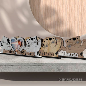 várias molduras com uma gatinha um coração ao meio com uma foto. as molduras são de mdf branco carvalho ou pinho várias molduras com uma gatinha um coração ao meio com uma foto. as molduras são de mdf branco carvalho ou pinho