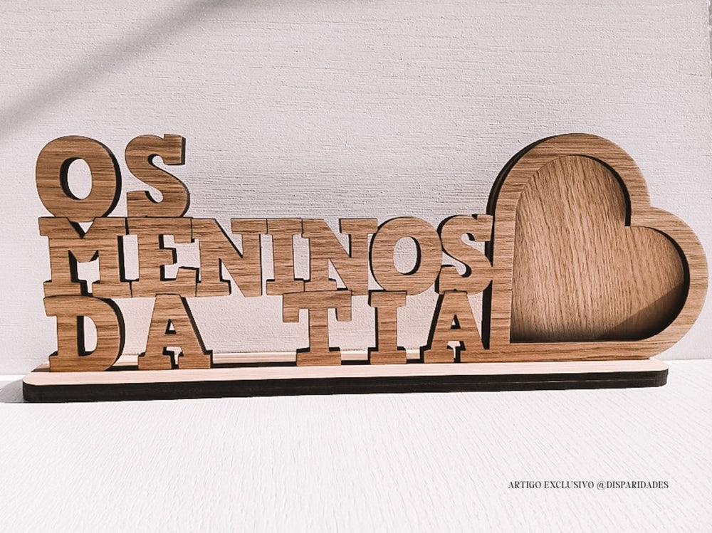 Moldura rústica "OS MENINOS DA TIA" em madeira, com coração volumoso, destacando-se num fundo branco.