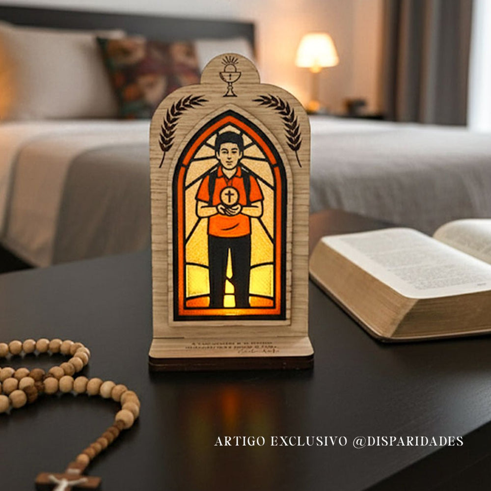 Oratório de Madeira com Vitral | São Carlo Acutis