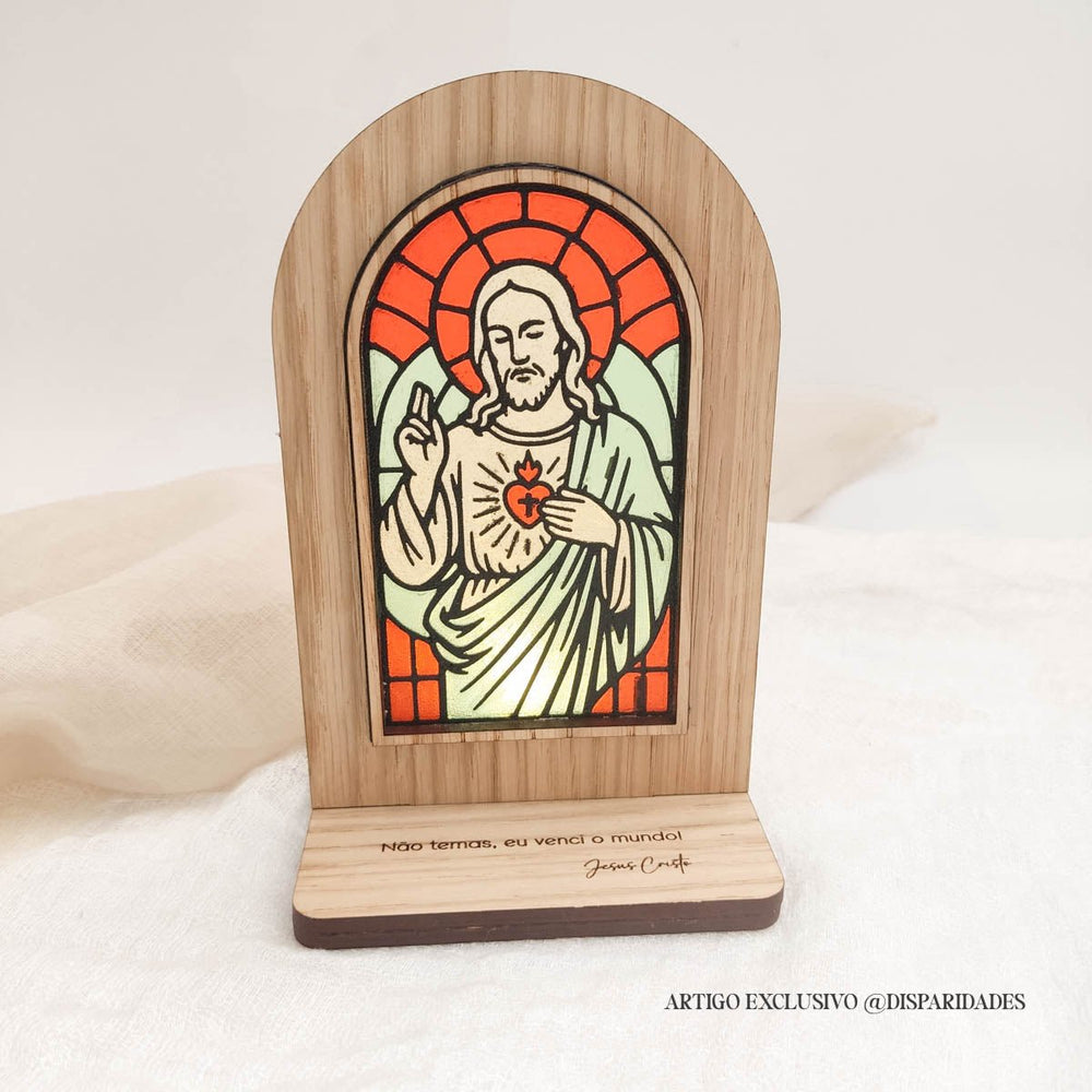 Oratório Rústico em madeira com vitral colorido de Jesus Cristo e a frase “Não temas, eu venci o mundo” gravada na base.