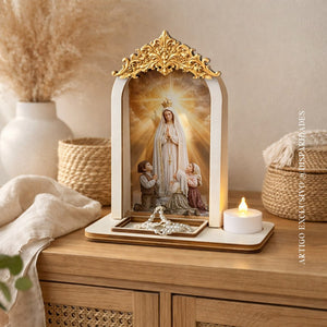 Oratório religioso em madeira com Nossa Senhora de Fátima, pastorinhos, terço e vela LED decorativa. Oratório religioso em madeira com Nossa Senhora de Fátima, pastorinhos, terço e vela LED decorativa.