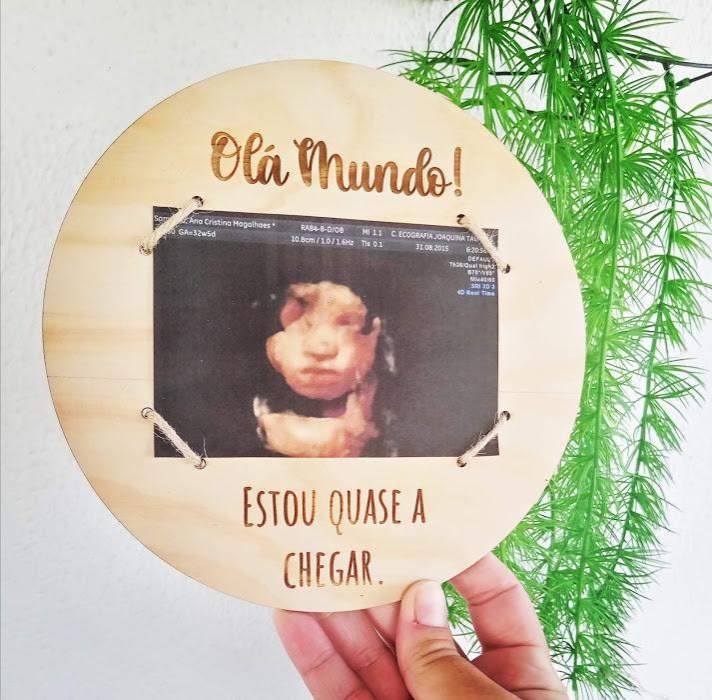 Painel 'Olá Mundo' para foto de Ecografia-Produção própria-Circular,Cor_Branco,Cor_Carvalho (natural),Cor_Pinho (natural),Ecgrafia,foto,Olá mundo,Painel,Painel ecografia