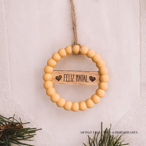 Pendente de Natal rústico com contas amarelas formando uma argola. Placa de madeira no centro com a inscrição "Feliz Natal", pendurado por uma corda, decorado com ramos de pinheiro. Pendente de Natal rústico com contas amarelas formando uma argola. Placa de madeira no centro com a inscrição "Feliz Natal", pendurado por uma corda, decorado com ramos de pinheiro.
