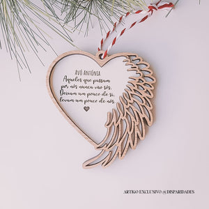 Pendente de madeira com detalhe de asa recortada num lado, pendurado com fio rústico vermelho e branco. Tem gravação com homenagem personalizada a avós e mensagens sentimentais. Pendente de madeira com detalhe de asa recortada num lado, pendurado com fio rústico vermelho e branco. Tem gravação com homenagem personalizada a avós e mensagens sentimentais.