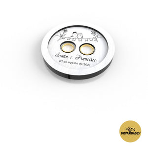 um porta-alianças em branco de forma circular com dois passarinhos em um fio com os nomes joana & francisco gravados um porta-alianças em branco de forma circular com dois passarinhos em um fio com os nomes joana & francisco gravados