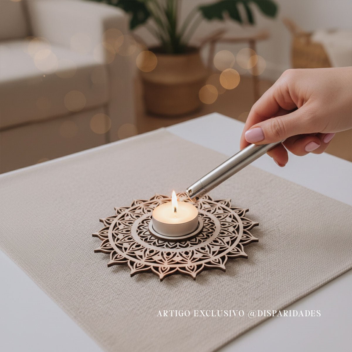 uma base de vela rústica estilo mandala feita em madeira com uma vela ao centro e uma maão feminina a acender a vela