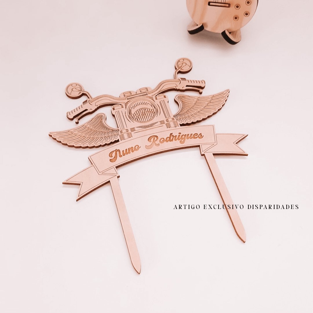 Topo de bolo em Bétula com asas e nome "Nuno Rodrigues", design de guitarra ao fundo.