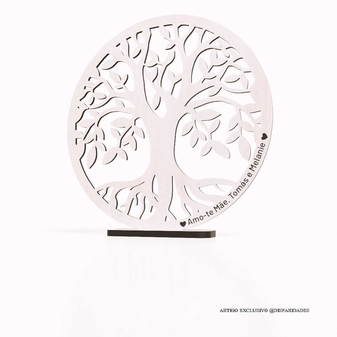 Árvore da vida com base em madeira clara com design de árvore da vida, contendo a inscrição 'Amo-te Mãe - Tomás e Melanie' e um coração pequeno, apresentada em um fundo branco.