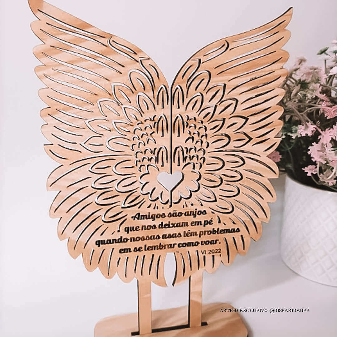 Asa de Anjo em madeira com asas e coração central com frase sobre amizade, em pé em base retangular