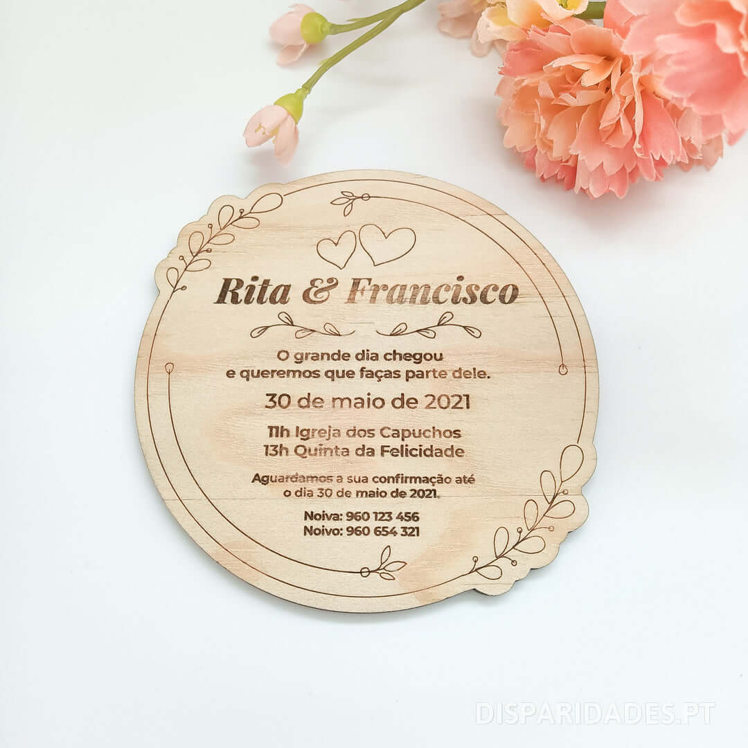 Um convite em forma circular com detalhes no seu contorno e feito em madeira de pinho 