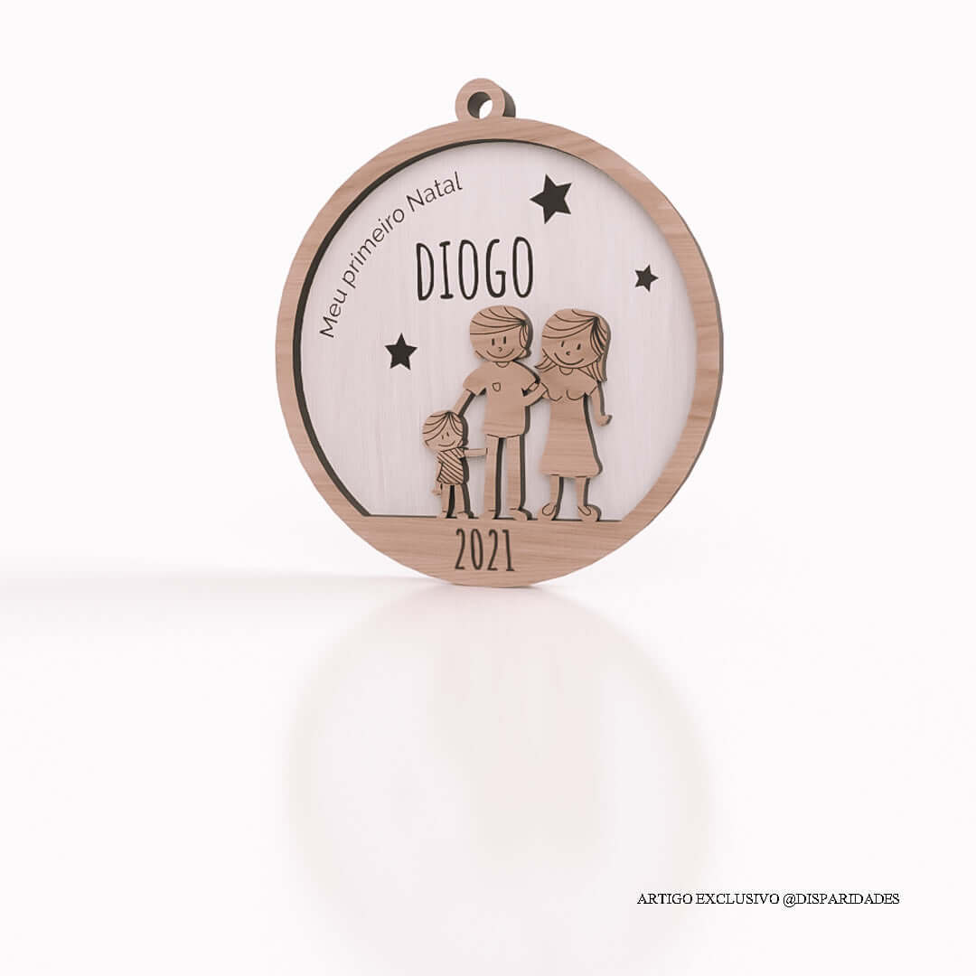 Bola de Natal em madeira com nome 'Diogo' e figura de família, lembrança de 'O meu primeiro Natal 2021'