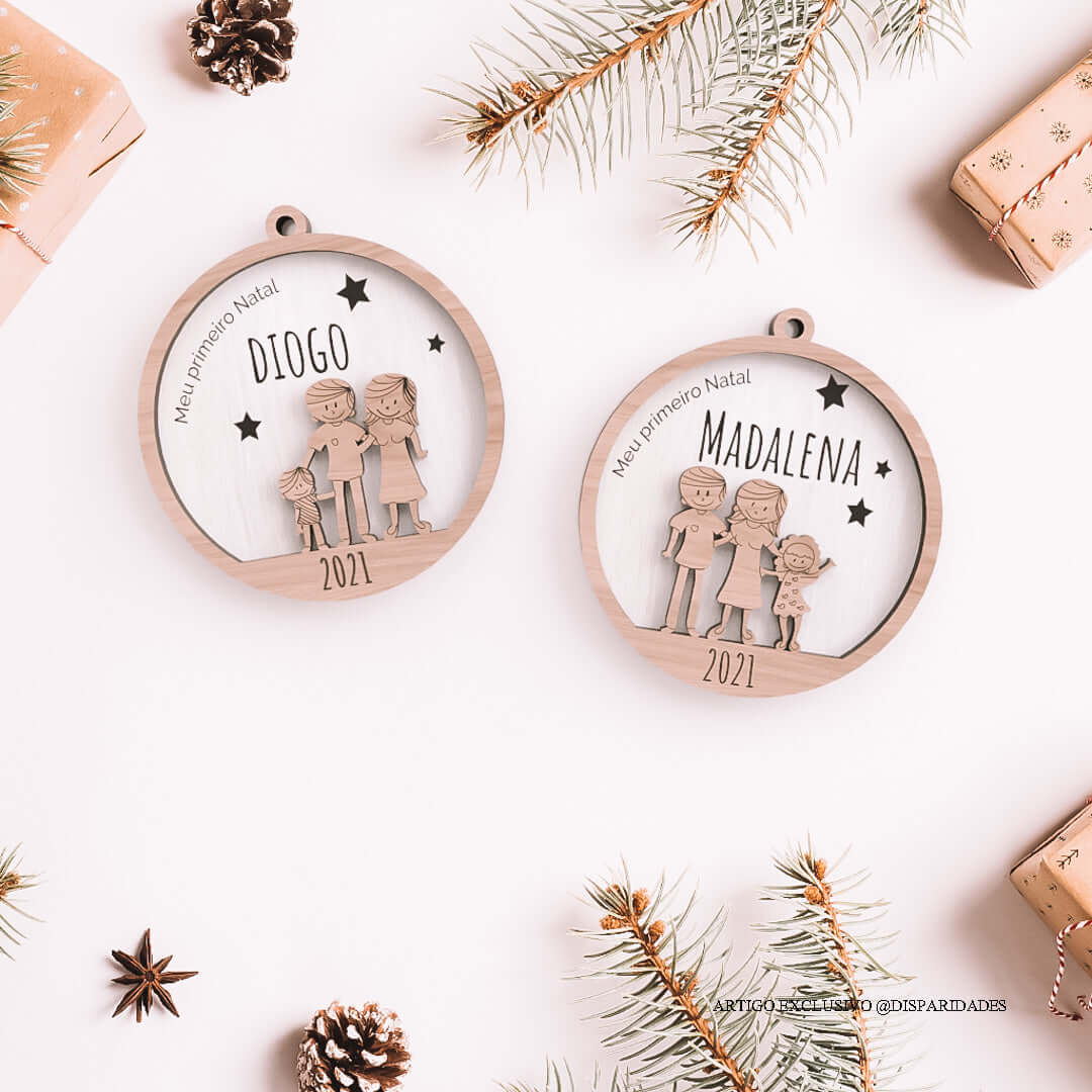 Bolas de Natal em madeira personalizadas com nomes 'Diogo' e 'Madalena', decoração festiva ao redor.