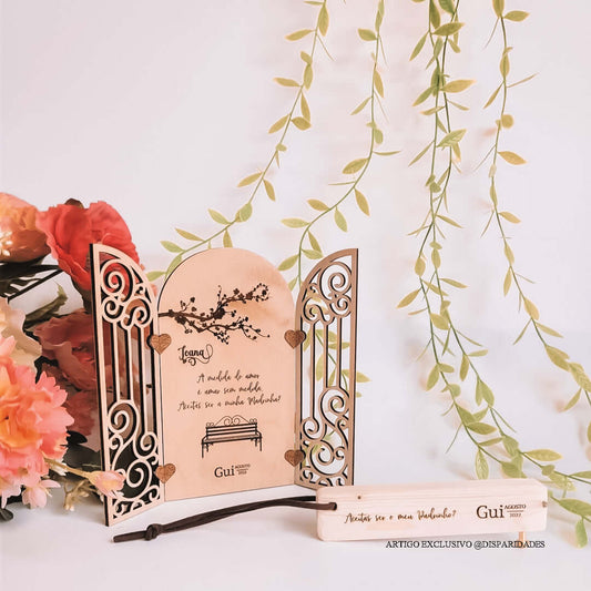 Convite de padrinho de casamento 'Gui', abre-caricas em madeira rústica com cordão de couro, e decoração floral.