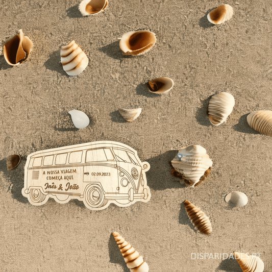 Uma Lembrança Carrinha Pão de Forma em pinho sobre a areia da praia com conchas ao seu redor