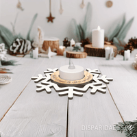 um castiçal branco com pinho e uma vela artificial sobre uma mesa de madeira pintada de branco