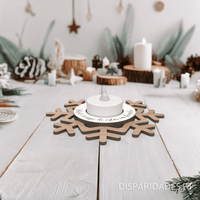 um castiçal carvalho com branco e uma vela artificial sobre uma mesa de madeira pintada de branco