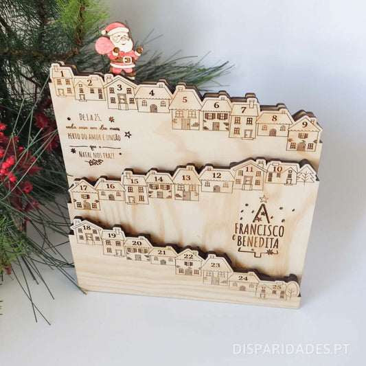 calendário do advento aldeia de natal, produto interativo que faz o Pai Natal saltar de telhado em telhado até a noite de natal, feito em madeira de pinho