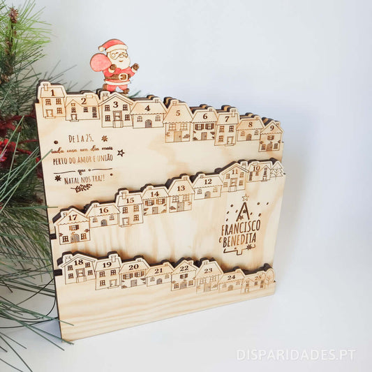 calendário do advento aldeia de natal, produto interativo que faz o Pai Natal saltar de telhado em telhado até a noite de natal, feito em madeira de pinho