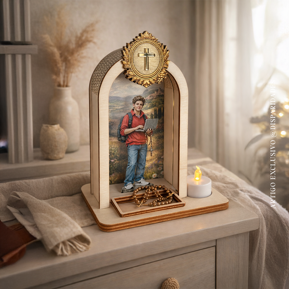 Oratório em madeira com imagem de Carlo Acutis, terço e vela LED sobre mesa decorativa.