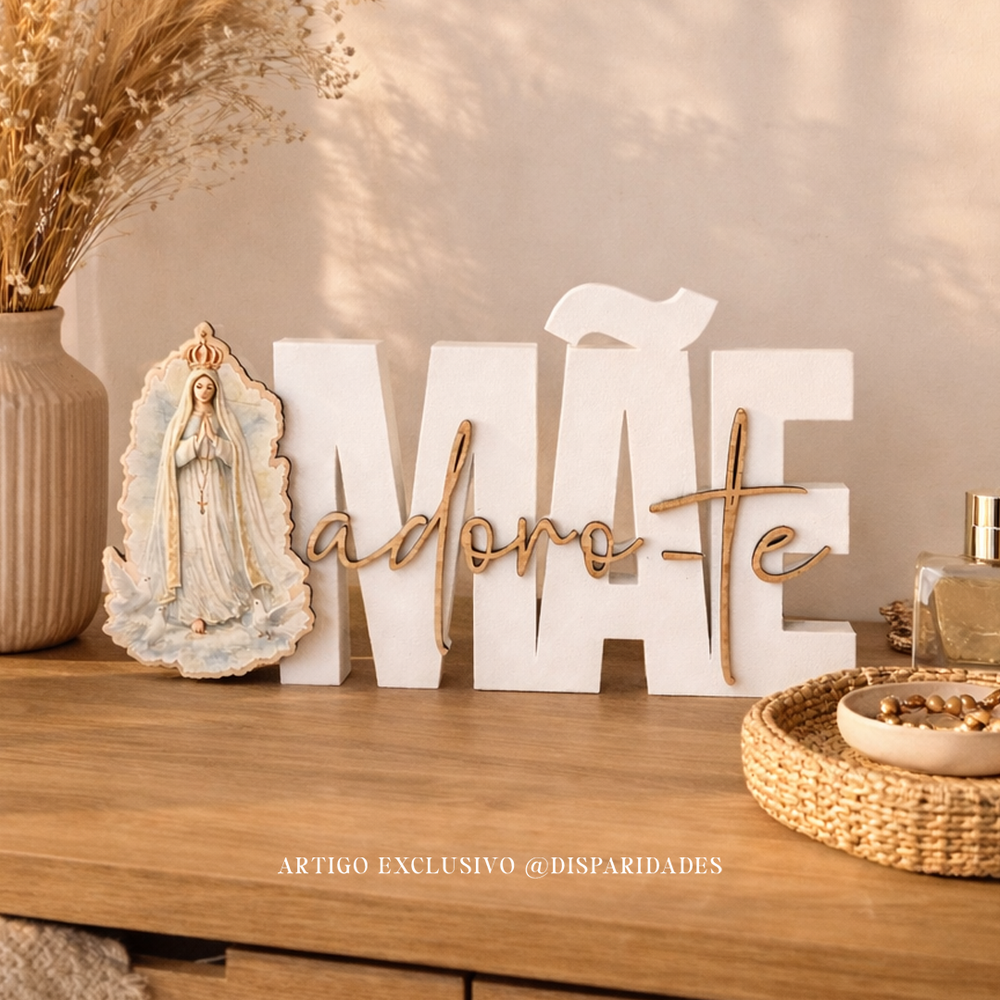 Decoração com letras brancas "Mãe adore-te", imagem de Nossa Senhora e vaso com flores secas sobre aparador de madeira.