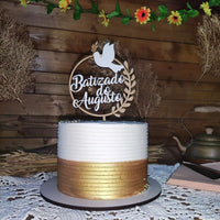 topo de bolo para batizado em madeira escrito batizado do augusto em relevo e uma pomba branca espetado em um golo branco e dourado