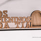 Moldura rústica "OS MENINOS DA TIA" em madeira, com coração volumoso, destacando-se num fundo branco.