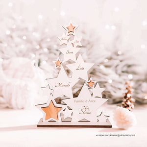 Árvore de Natal em pinho feita com formas de estrelas personalizado com os nomes da família e uma pequena frase "Família é Amor", está em cima de uma mesa ao lado de bolas de Natal douradas
