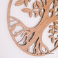 Painel de madeira com design rústico da árvore da vida, entalhado em estilo vazado, pendurado numa parede branca.