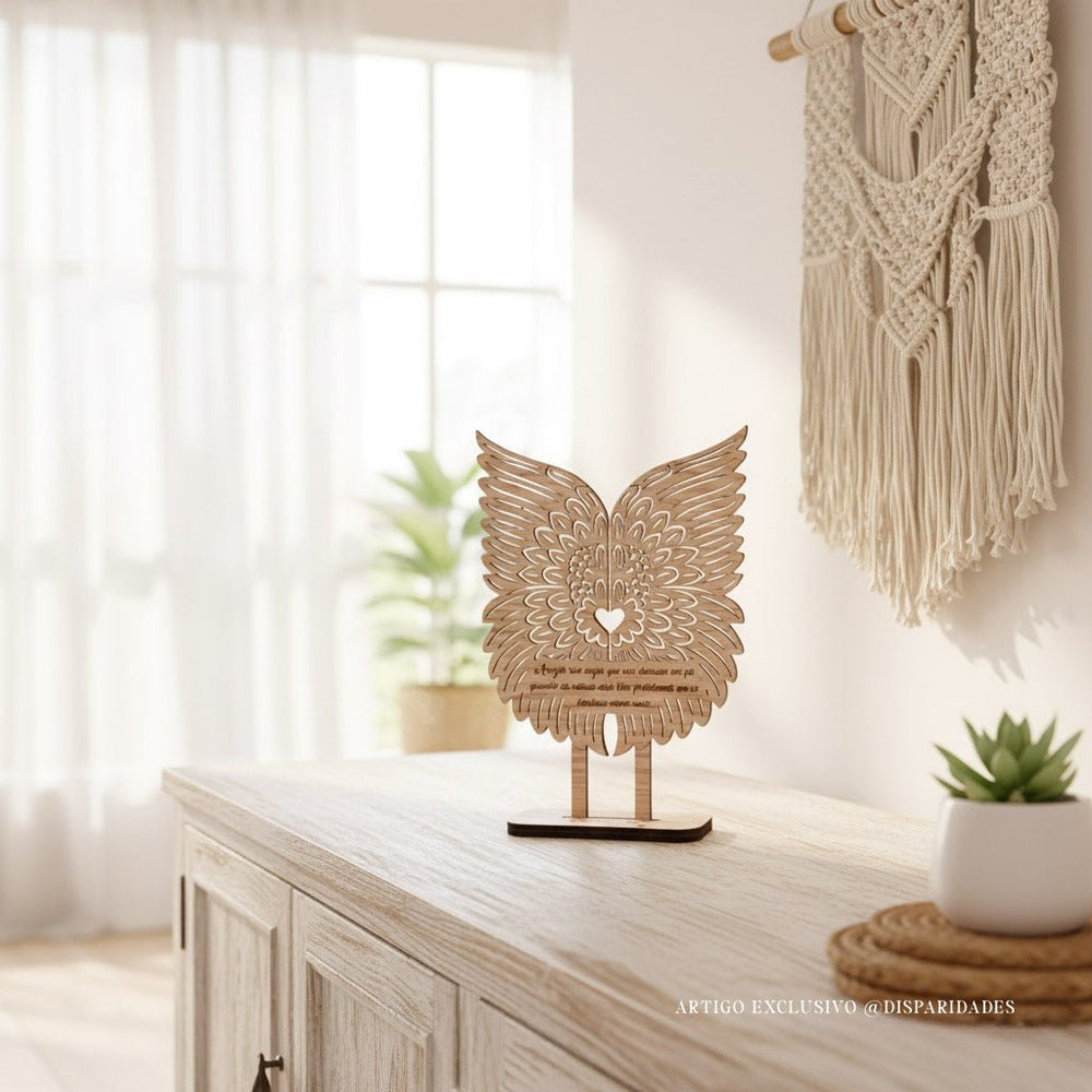 um base com forma de asas de anjo em um aparador em uma sala bem iluminada. Estilo boho rústico