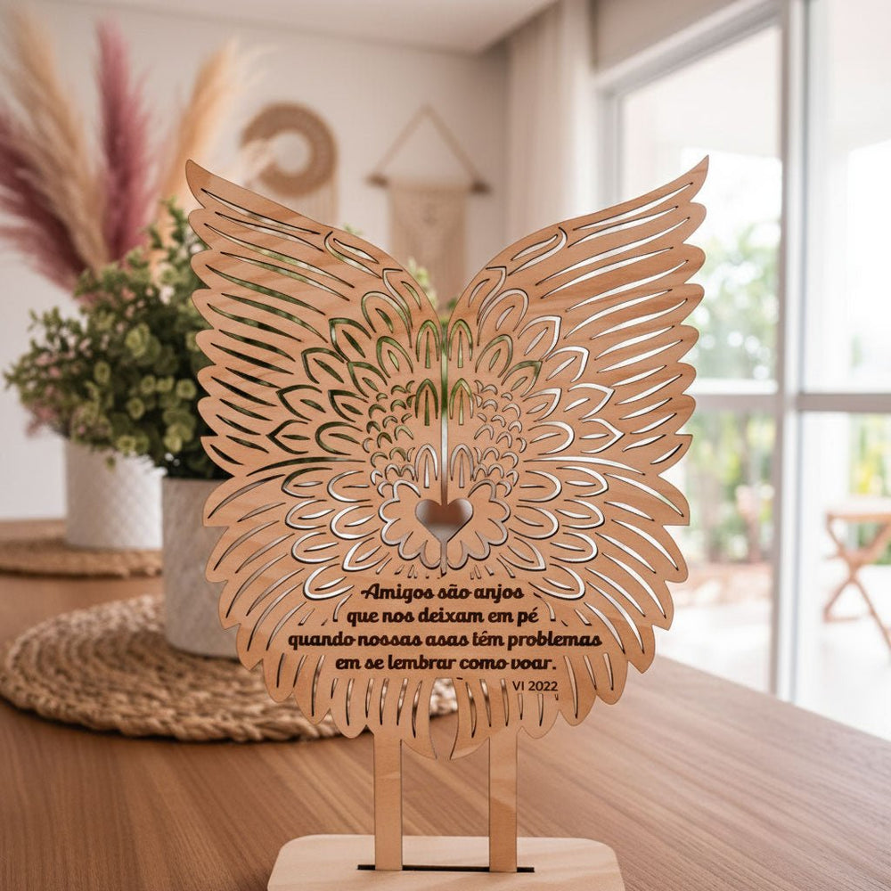 uma base com asas de anjo em um ambiente bem iluminado ao estilo boho