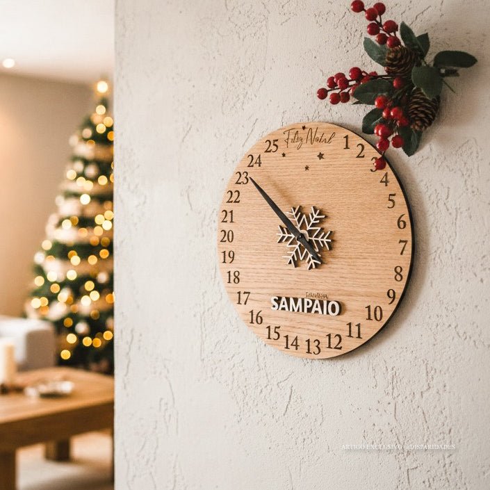 Um calendário do advento rústico fixado na parede com uma árvore de Natal do lado esquerdo 